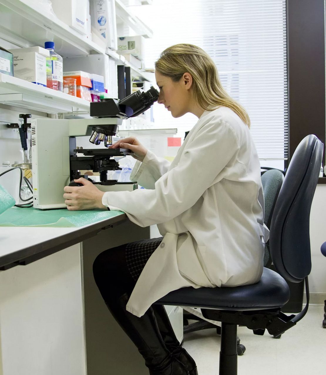 Vrouw in lab